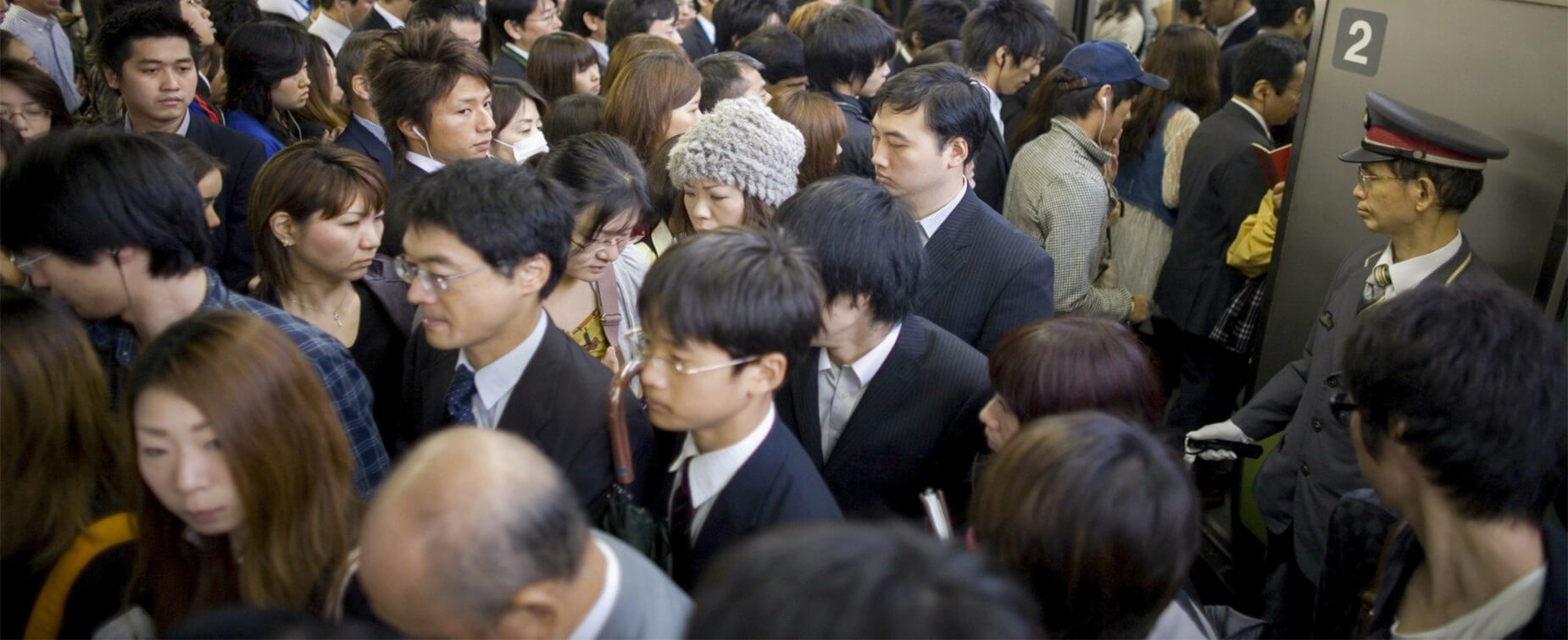 Cảnh đông đúc thường thấy ở các ga tàu điện ngầm Nhật Bản vào giờ cao điểm.